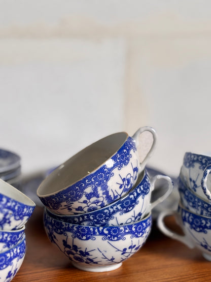 Lot de 9 Tasses et soucoupes + 3 soucoupes  et 1 petite assiette porcelaine japonaise