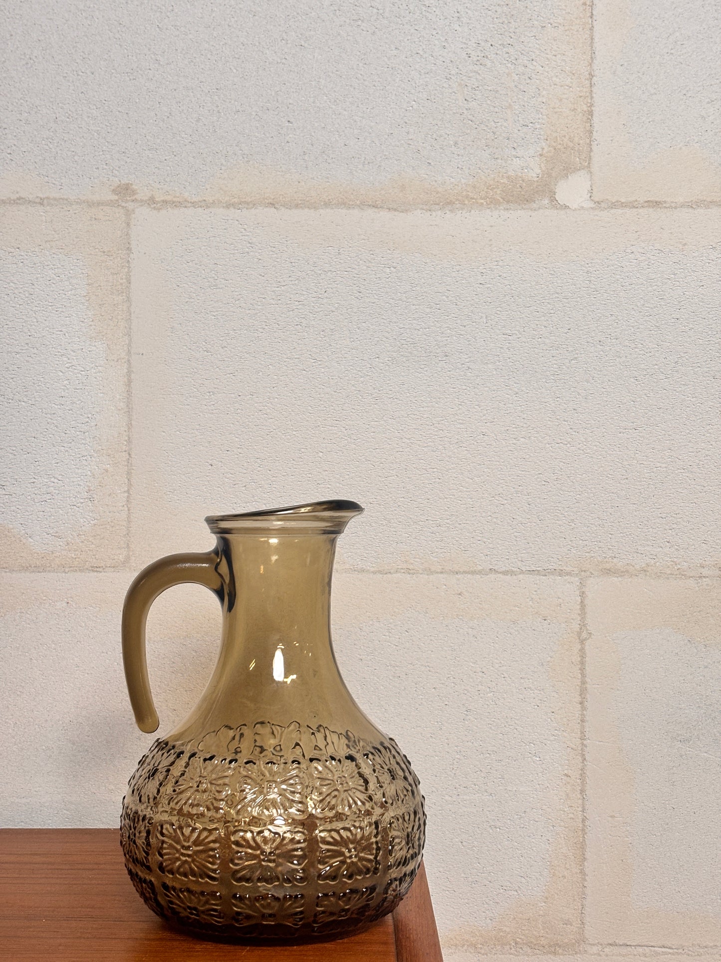 Pichet en verre moulé motif fleur I Années 70