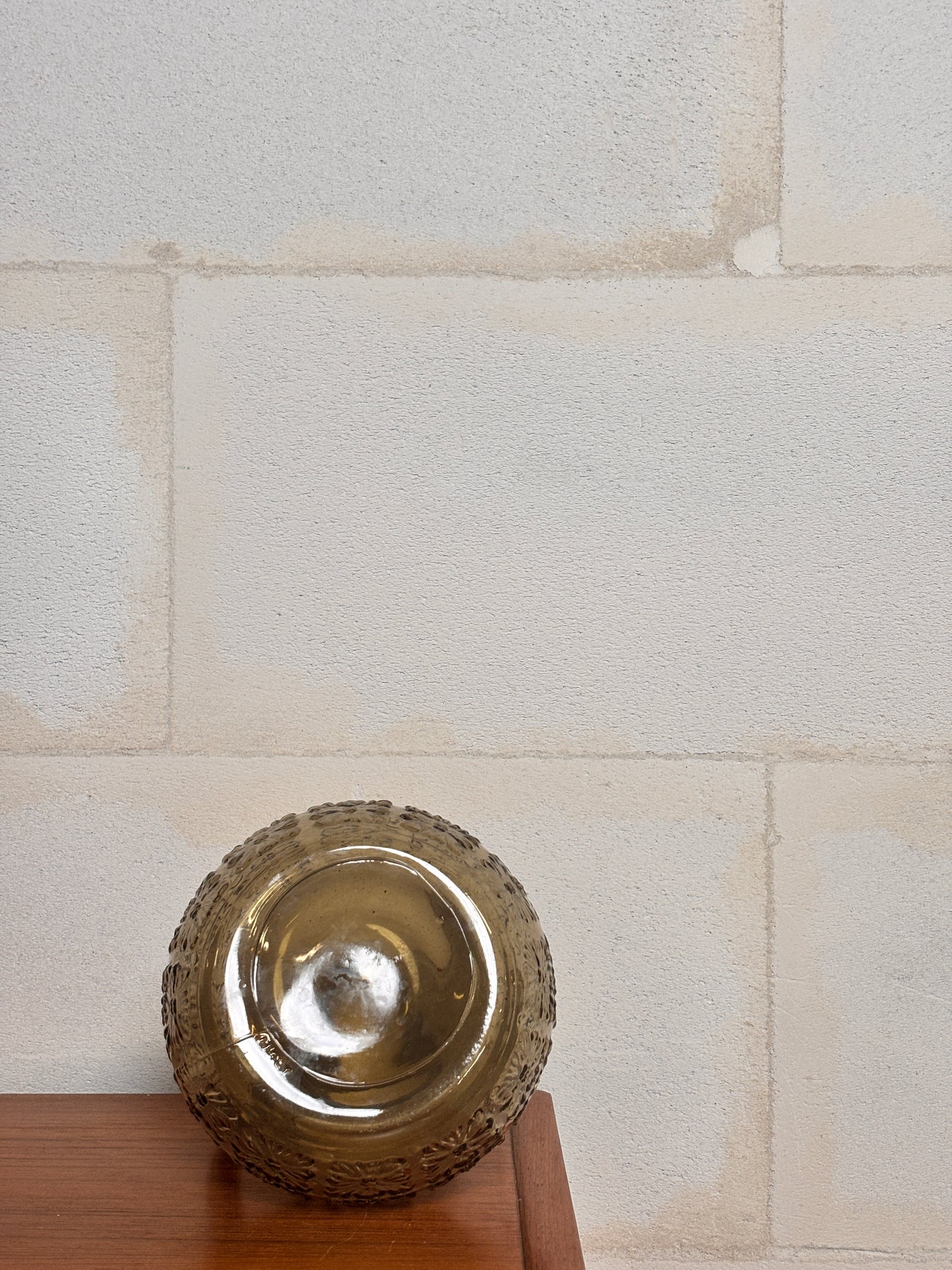 Pichet en verre moulé motif fleur I Années 70