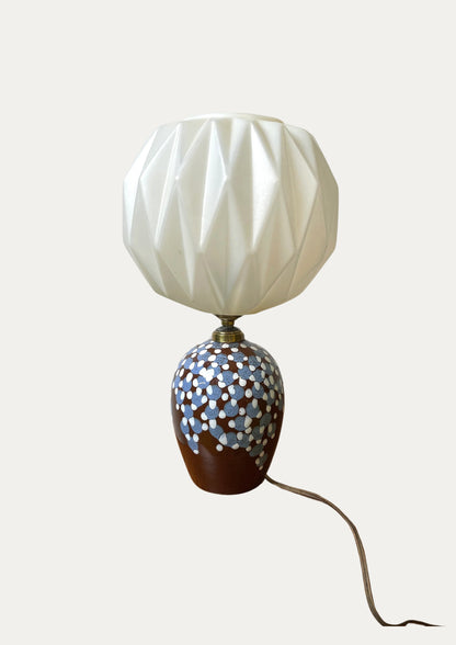 Nachttisch-/Tischlampe aus emaillierter Keramik und Origami-Lampenschirm aus Kunststoff ⎜ 70er